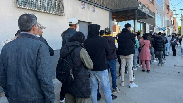 ⚠️ Almería desbordada: Miles de inmigrantes colapsan el consulado marroquí para conseguir papeles 🚔📉